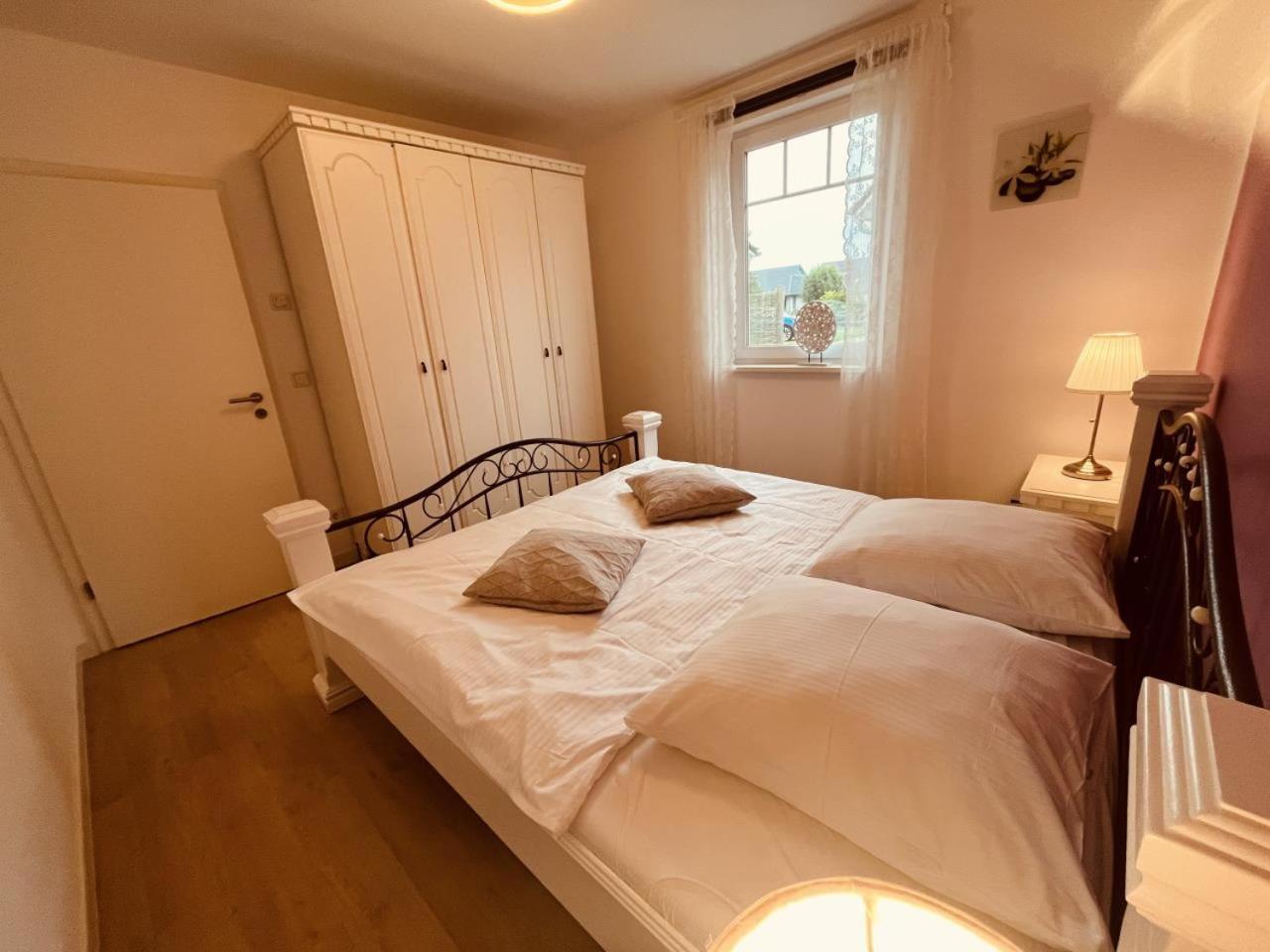 Ferienwohnung Asia In Born Buitenkant foto